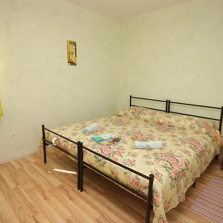 Apartment 6932b