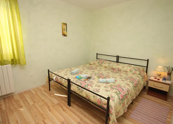 Apartment 6932b